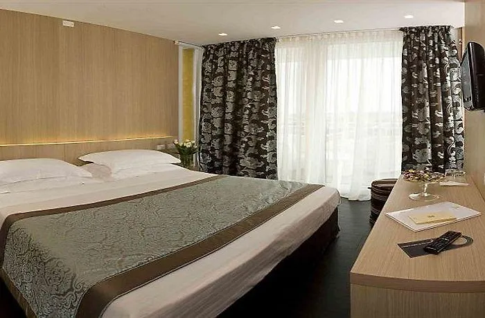 Roma Hotel 4*